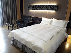Blackout drapes, soundproofing, free WiFi