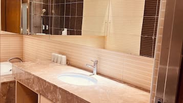 Habitación básica doble | Baño | Tina y regadera independientes y amenidades de baño gratuitas