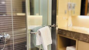 Standard Quadruple Room | Bathroom | Separate tub and shower, free toiletries, hair dryer, slippers