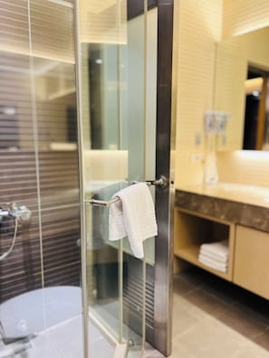 Separate bathtub and shower, free toiletries, hair dryer, slippers - Yunlin Business Hotel (Tuku)