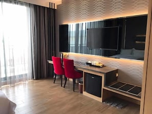 Blackout drapes, soundproofing, free WiFi