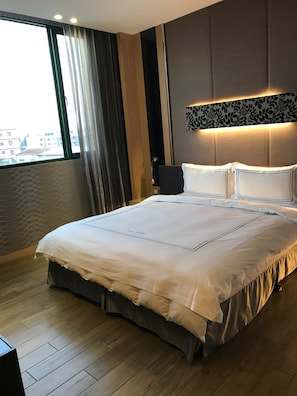 Blackout drapes, soundproofing, free WiFi