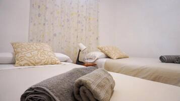 3 quartos, ferros/tábuas de passar roupa, acesso à internet