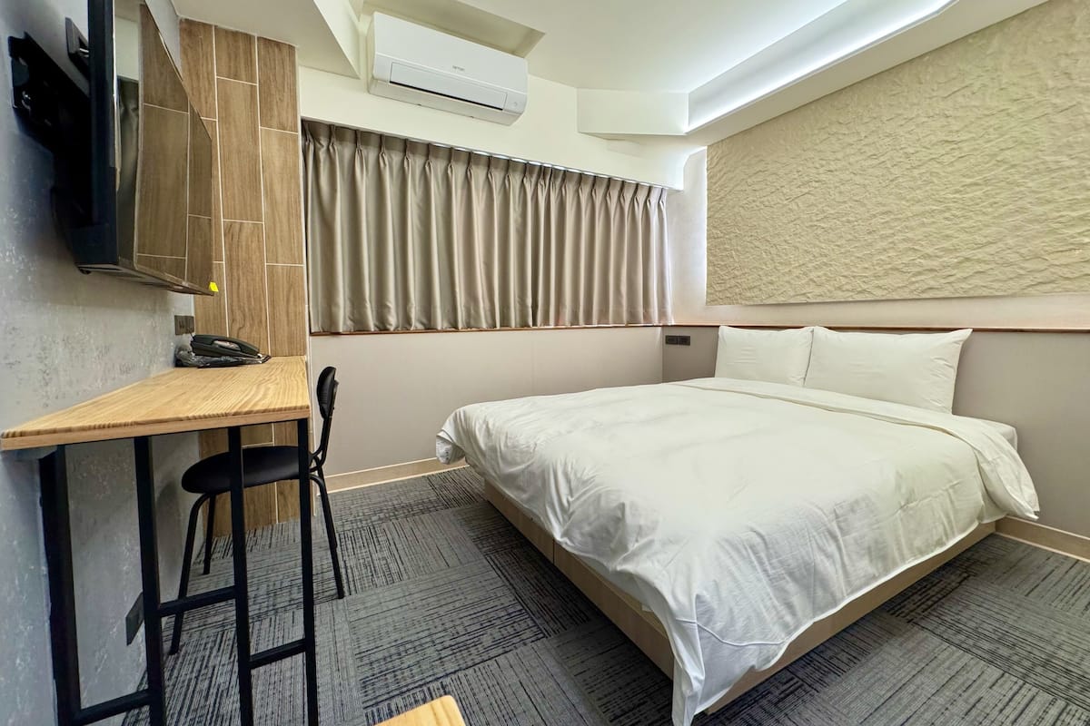 Quarto casal clássico, vista para a cidade | Wi-Fi de cortesia