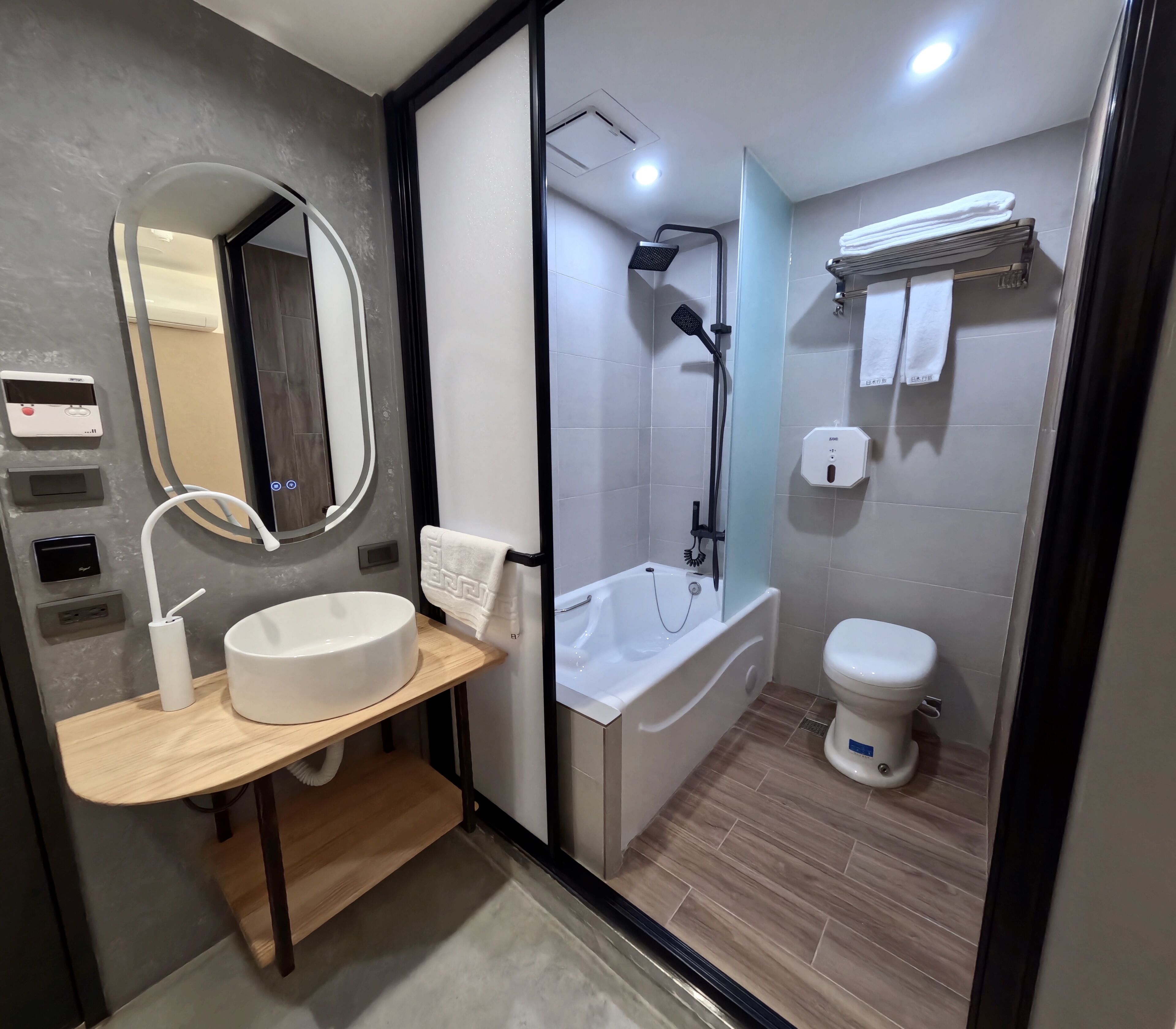 Basic Double or Twin Room ( No Window ) | Badrum | Hårtork, handdukar, schampo och toalettpapper