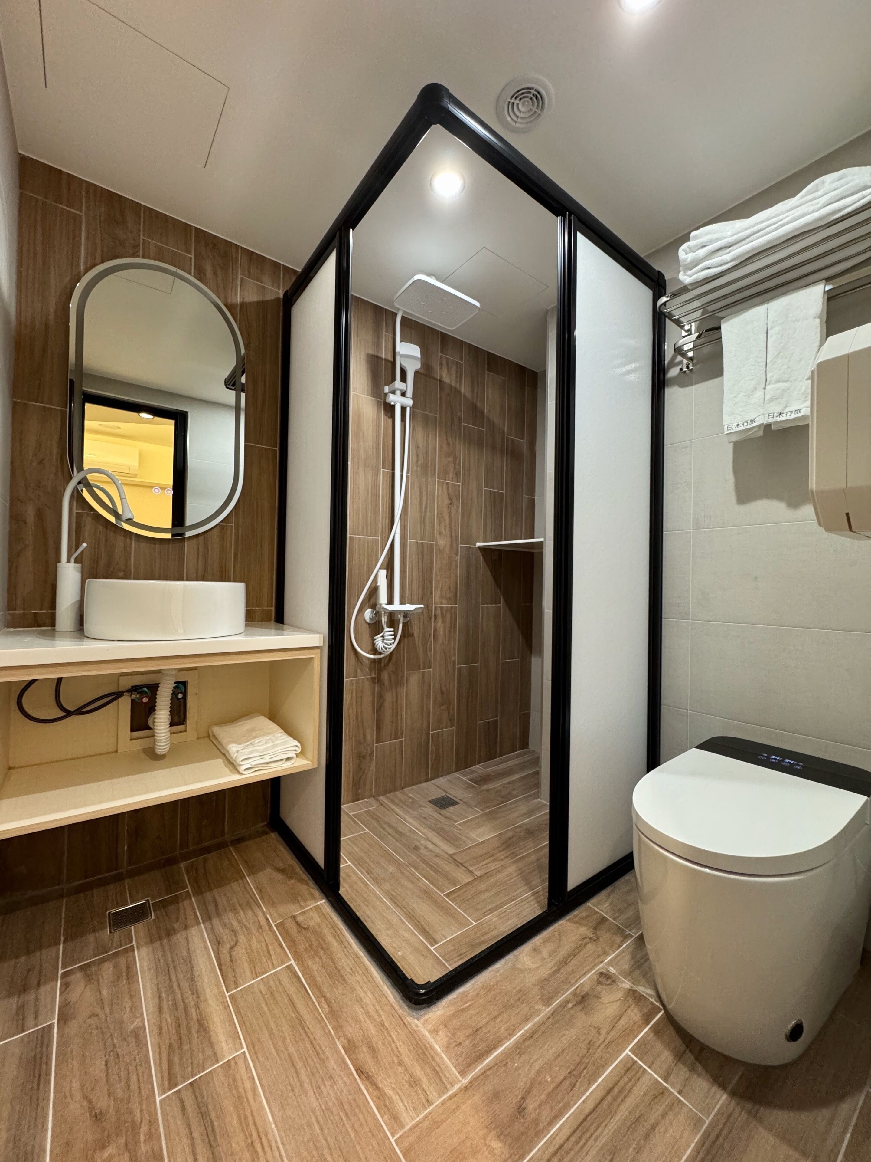 Secador de pelo, toallas, shampoo, papel higiénico