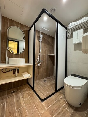 Habitació doble clàssica, vistes a la ciutat | Bany | Assecador de cabells, tovalloles, xampú i paper higiènic 