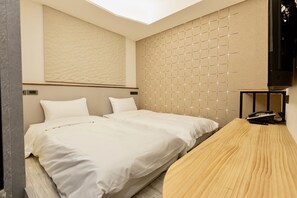 Habitació doble o amb dos llits individuals bàsica | Wifi gratuïta 