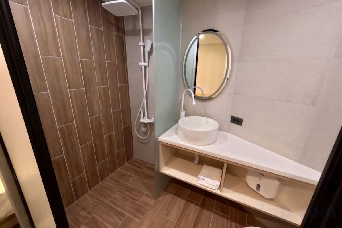 Banheiro | Secador de cabelo, toalhas de banho, shampoo, papel higiênico