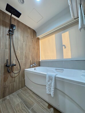 Chambre Confort double, vue sur la ville | Salle de bain | Séchoir à cheveux, serviettes fournies, shampooing, papier de toilette