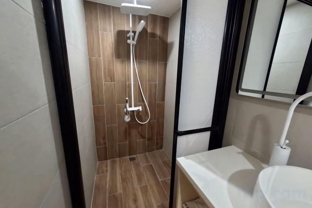 Banheiro | Secador de cabelo, toalhas de banho, shampoo, papel higiênico