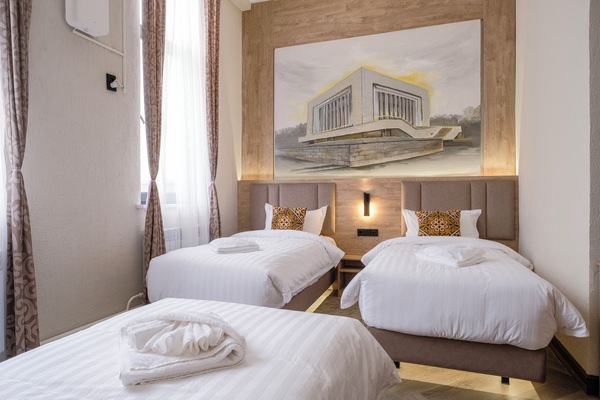 Kamar Triple Standar | Selimut bulu angsa, meja kerja, dan ruang kerja ramah laptop