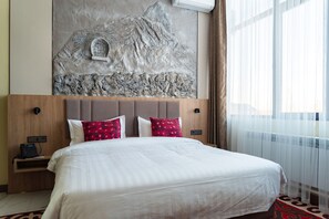 Standard Double Room | Desk, laptop workspace, blackout drapes, soundproofing