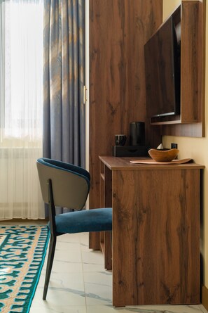 스탠다드 더블룸 | 책상, 노트북 작업 공간, 암막 커튼, 방음 설비