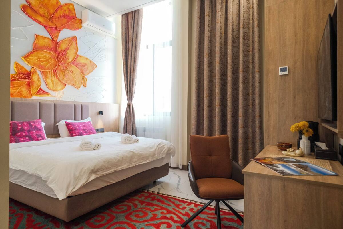 Habitación estándar doble | Edredones de plumas, escritorio, espacio para trabajar con un portátil