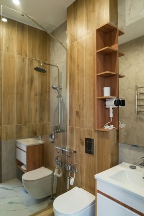 Standard-Zweibettzimmer | Badezimmer | Dusche, Hausschuhe, Handtücher, Seife