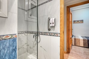 Chuveiro, secador de cabelo, toalhas de banho 