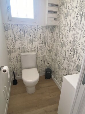 Dusche, Haartrockner, Handtücher, Toilettenpapier