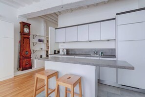 ثلاجة، ميكروويف، فرن، موقد طهي مسطح