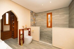 Dusche, Haartrockner, Hausschuhe, Handtücher