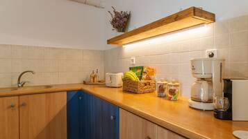 Fridge, oven, stovetop, coffee/tea maker