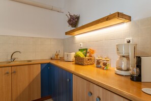 Fridge, oven, stovetop, coffee/tea maker