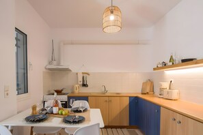 Fridge, oven, stovetop, coffee/tea maker