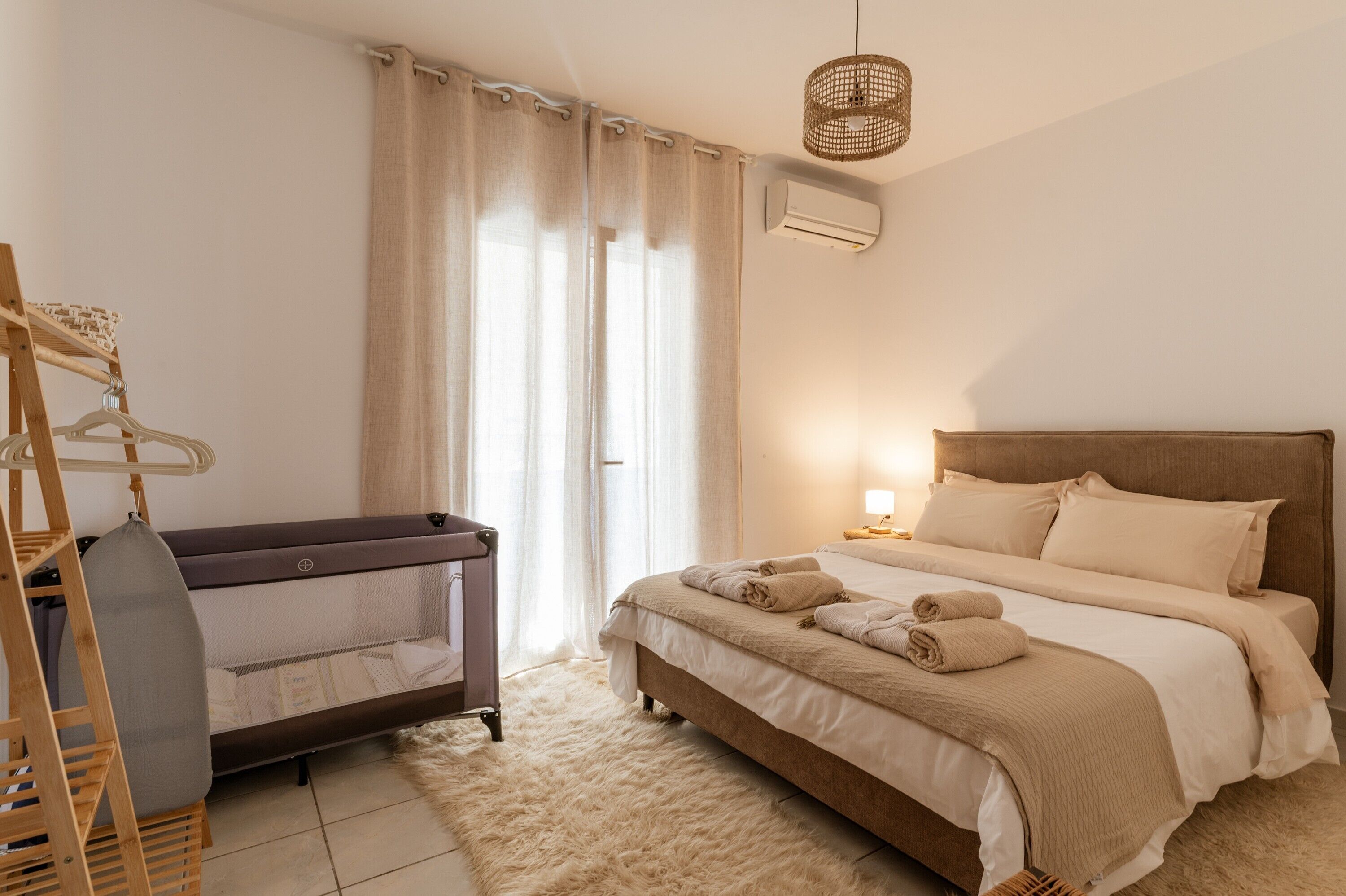 2 habitaciones, tabla de planchar con plancha, wifi y ropa de cama 