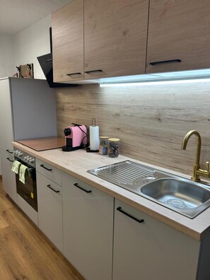 Réfrigérateur, un four, surface de cuisson, lave-vaisselle