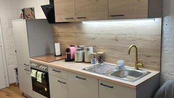 Fridge, oven, stovetop, dishwasher