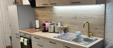 Fridge, oven, stovetop, dishwasher