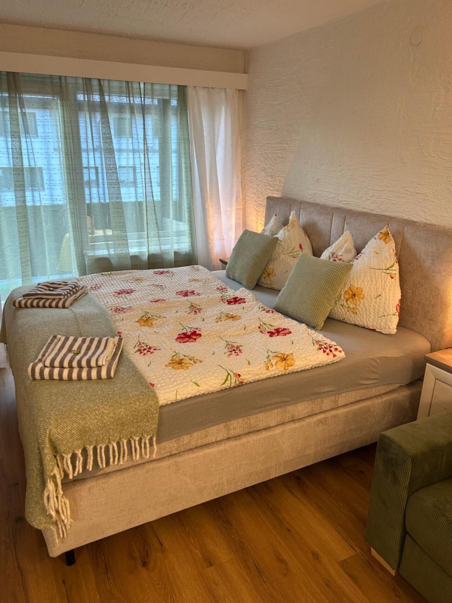 Iron/ironing board, WiFi, bed sheets