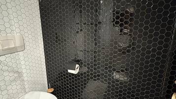 Een douche, een haardroger, handdoeken