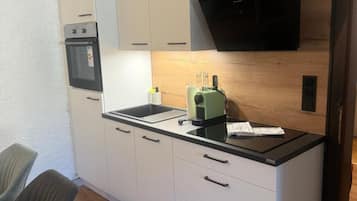 Een koelkast, een oven, een kookplaat, een vaatwasser
