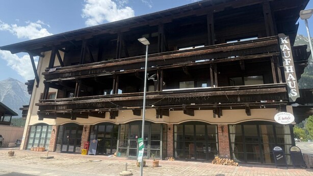 Un edificio de dos pisos con un cartel que dice 'Kaufhaus'.