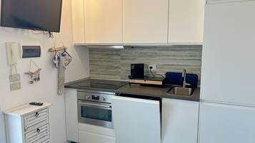 Kühlschrank, Mikrowelle, Ofen, Geschirrspüler