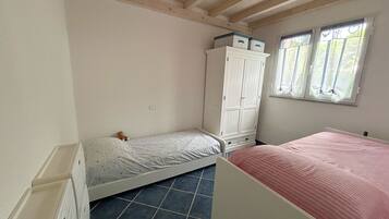 2 bedrooms, iron/ironing board, free WiFi