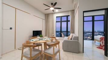 Comfort Apartment, 2 Bedrooms, Kitchen, City View | Living area