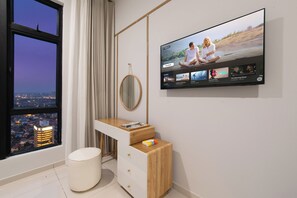 Eenvoudige studio, 1 queensize bed, airconditioning, uitzicht op de stad | Woonruimte