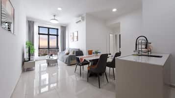 Luksusleilighet, 2 soverom, kjøkken, byutsikt | Oppholdsområde