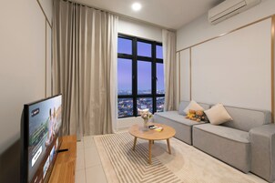 Comfort Apartment, 2 Bedrooms, Kitchen, City View | Living area