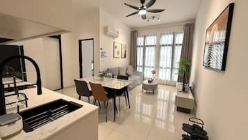 Superior appartement, 2 slaapkamers, keuken, uitzicht op stad | Hypoallergeen beddengoed, bedden met traagschuimmatras