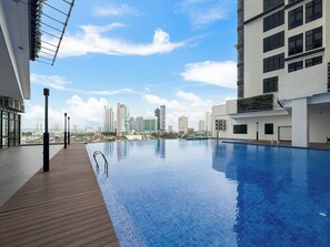 Outdoor pool, free pool cabanas - Space Residency by A----Walk 100m to KSL (Johor Bahru)
