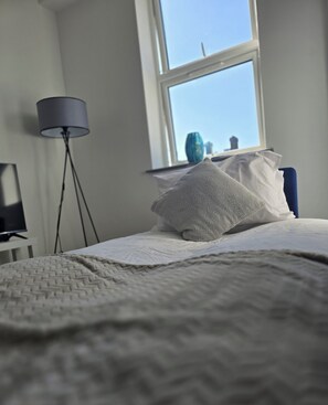2 bedrooms, iron/ironing board, WiFi