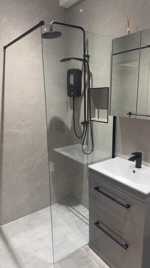 Shower, hair dryer, towels