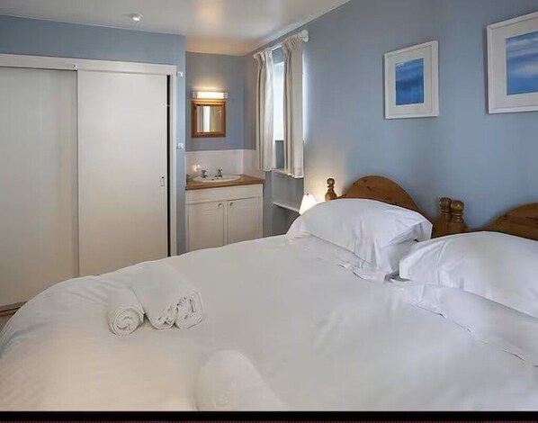 5 bedrooms, iron/ironing board, free WiFi, bed sheets