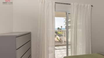 Apartamento superior, balcón, vistas al mar | Cortinas opacas, tabla de planchar con plancha, wifi gratis