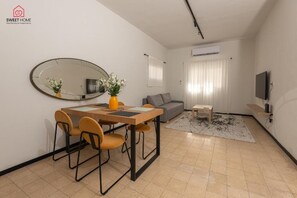 Appartement Supérieur, balcon, vue mer | Coin séjour