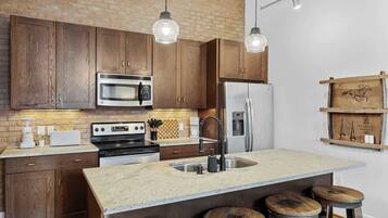 KĂŒhlschrank, Mikrowelle, Ofen, Herdplatte