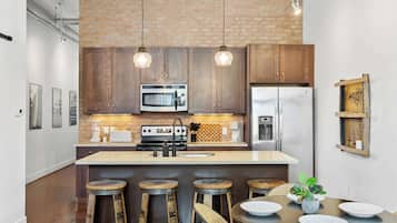 KĂŒhlschrank, Mikrowelle, Ofen, Herdplatte